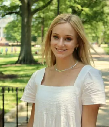 Carly Specht headshot